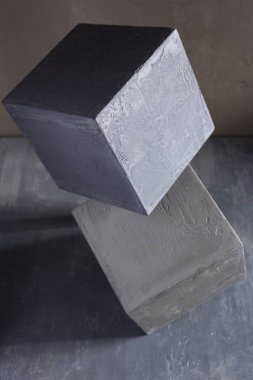 Duvarın arka planında beton küp var. Soyut sanat veya minimalizm tasarımı konsepti