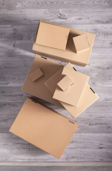Hromada Lepenkové Krabice Podlahovém Laminátovém Pozadí Kartónové Krabice Stěhování Nového — Stock fotografie