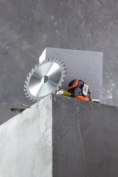 Circular Saw Blade Tools Concrete Cube Construction Blocks Wall Background — Stock Photo, Image