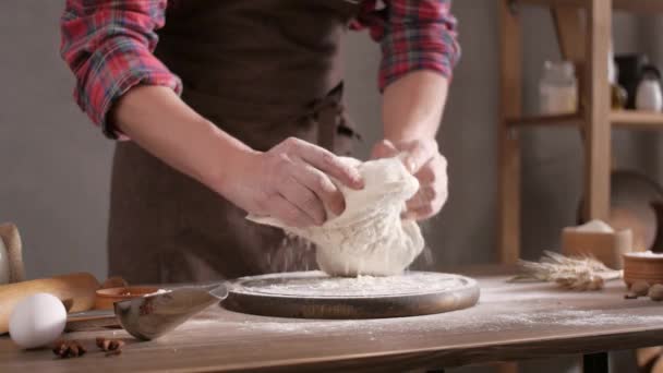 面包师做面团和烘焙配料的自制面包放在桌上 面包店概念和男性手 — 图库视频影像