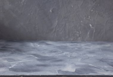 Önünde boş beton arkaplan dokusu var. Taş masa üstü ve alçı duvar dokusu