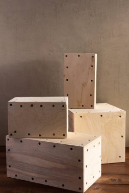 Ahşap küp ya da duvar arkaplan dokusunun yakınındaki kontrplak kutu bloğu. Minimalizm tasarımının soyut yapı kavramı