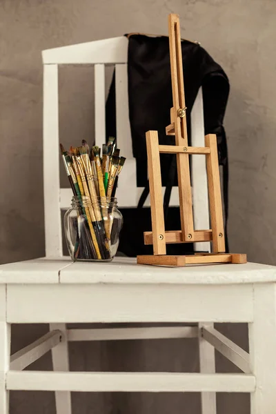 木製の椅子にガラス鍋やパレットでブラシをペイント 画家道具としての静物画筆 — ストック写真