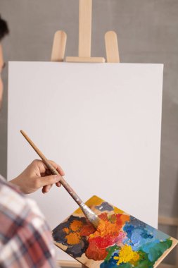 Erkek sanatçı resim üzerinde çalışıyor. Sanat konsepti olarak yaratıcı stüdyoda sanatçı adam.