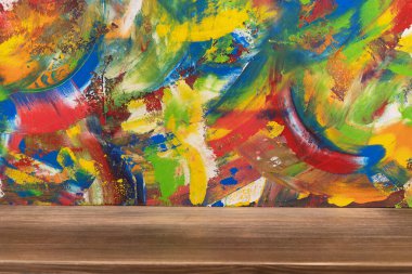 Ahşap masada renkli bir arkaplan dokusu. Kopya alanı olan soyut yağlı boya arkaplanı