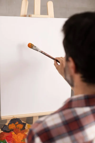 Αρσενικό Καλλιτέχνη Που Εργάζεται Στη Ζωγραφική Άνθρωπος Ζωγράφος Καλλιτέχνης Στο — Φωτογραφία Αρχείου