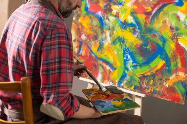 Malíř Pracuje Malování Muž Umělec Malíř Kreativním Studiu Jako Umělecký — Stock fotografie