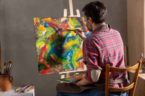 Malíř Pracuje Malování Muž Umělec Malíř Kreativním Studiu Jako Umělecký — Stock fotografie