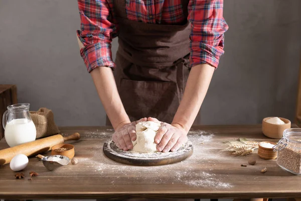 Aşçı adam masada ev yapımı ekmek pişirmek için hamur ve fırın malzemeleri yapıyor. Fırın konsepti ve erkek eli