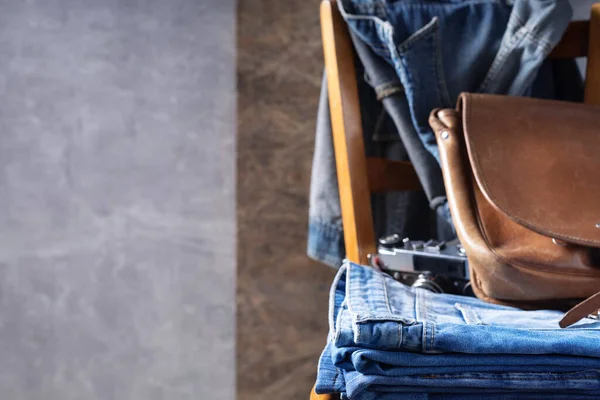 Jeans Denim Vecchia Sedia Legno Fondo Grigio Parete Pila Jeans — Foto Stock