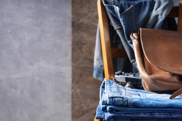 Denim Jeans Gamla Trästol Och Grå Vägg Bakgrund Konsistens Stack — Stockfoto