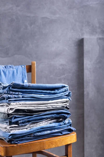 Denim Jeans Gamla Trästol Nära Grå Vägg Bakgrund Konsistens Stack — Stockfoto