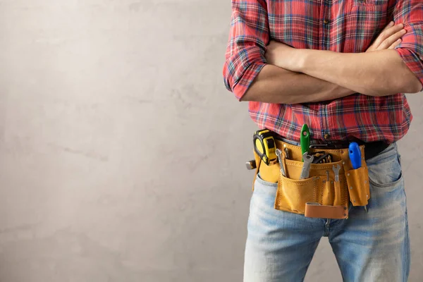 Werkman Gereedschapsriem Bij Muur Mannelijke Hand Bouwgereedschap Renovatie Reparatieconcept — Stockfoto