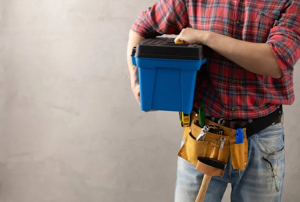 Arbeiter Mit Werkzeugkiste Und Werkzeuggurt Der Nähe Der Wand Männliche — Stockfoto