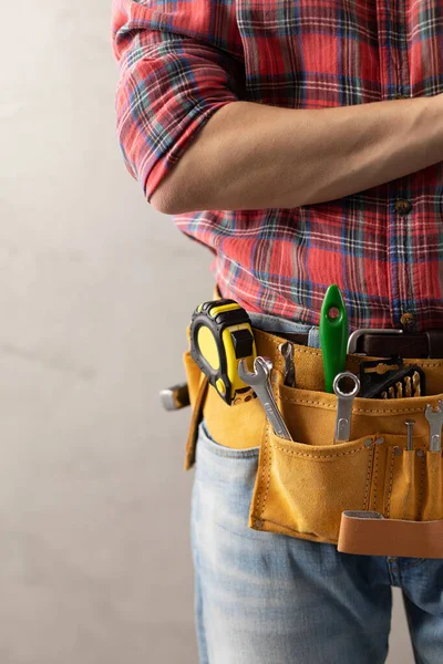 Uomo Lavoratore Cintura Vicino Muro Strumenti Manuali Costruzione Maschili Concetto — Foto Stock