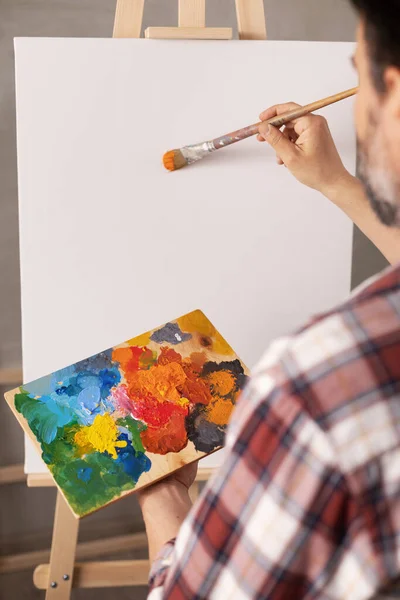 Artista Masculino Trabajando Pintura Hombre Artista Pintor Estudio Creativo Como —  Fotos de Stock