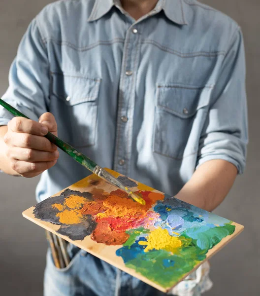 Hombre Pintor Sosteniendo Paleta Pintura Con Pincel Artista Joven Pintura — Foto de Stock