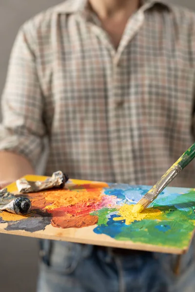 Άνθρωπος Ζωγράφος Κρατώντας Παλέτα Χρωμάτων Πινέλο Νέος Καλλιτέχνης Και Ζωγραφική — Φωτογραφία Αρχείου