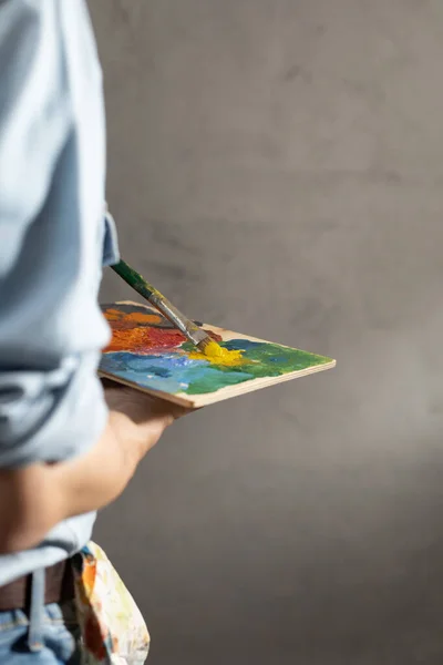 Man Målare Håller Färg Palett Med Pensel Ung Konstnär Och — Stockfoto