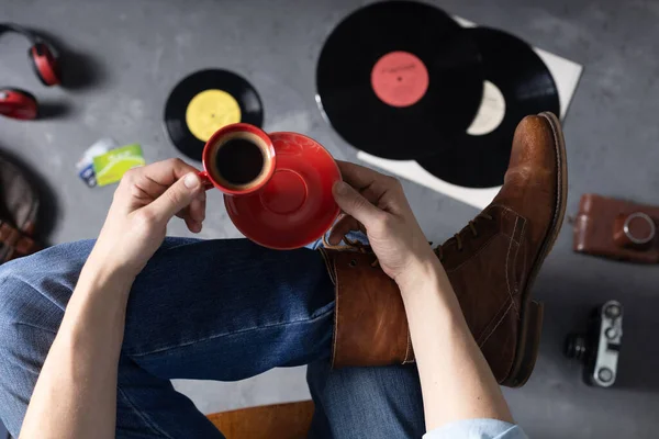 男と手のコーヒー思考のカップを保持する 男性ファッションとアートミュージックライフスタイルのコンセプト — ストック写真