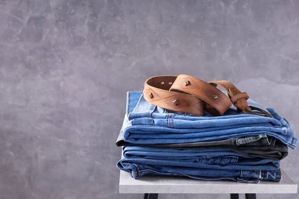 Jeans Denim Cintura Pelle Sulla Sedia Pila Jeans Vicino Superficie — Foto Stock