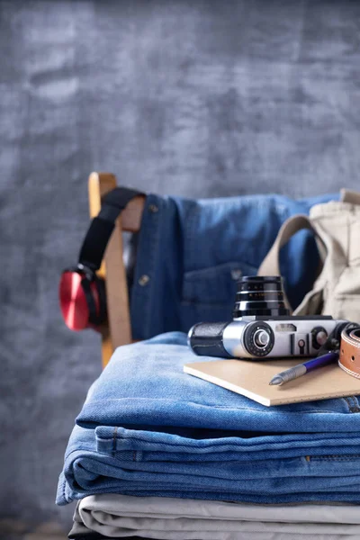 Jeans Und Vintage Kamera Stuhl Stapel Von Jeans Auf Abstrakten — Stockfoto