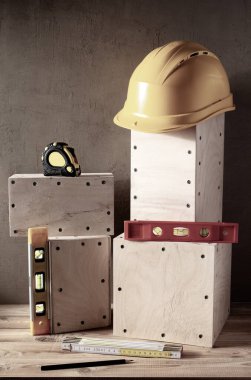 Ahşap küpte ya da duvar arkaplan dokusunun yanındaki kutuda inşaat araçları. Yapı araç kiti natürmort