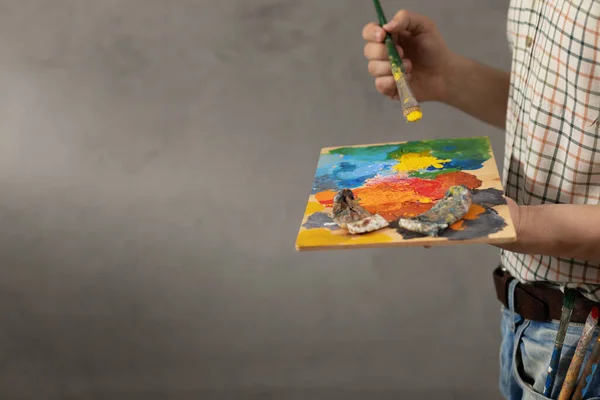Άνθρωπος Ζωγράφος Κρατώντας Παλέτα Χρωμάτων Πινέλο Νέος Καλλιτέχνης Και Ζωγραφική — Φωτογραφία Αρχείου