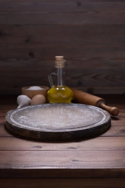 Pizza Schneidebrett Und Lebensmittelzutat Mit Weizenpulver Mehl Für Hausgemachtes Brot — Stockfoto