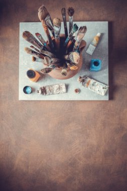 Soyut arkaplan dokusunda boya fırçası ve resim boyama aracı. Resim yapmak için boya fırçası. Sanatsal boya, natürmort. Soyut sanat konsepti