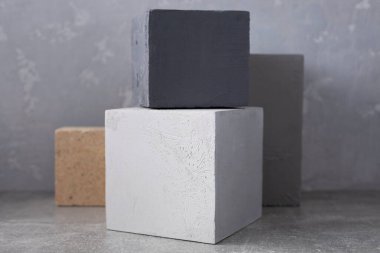 Soyut arkaplan dokusu olarak beton küp ya da inşaat tuğlası. Sanat veya inşaat konsepti