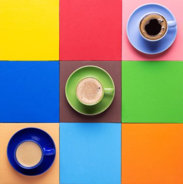 Renkli soyut arkaplan dokusunda bir fincan kahve. Kahve molası konsepti