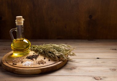 Pizza kesme tahtası ve ev yapımı ekmek pişirmek ya da yemek pişirmek için baharatlı yemek malzemesi. Tahta masa arkasında pizza tahtası. Mutfakta fırın kavramı