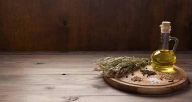 Pizza kesme tahtası ve ev yapımı ekmek pişirmek ya da yemek pişirmek için baharatlı yemek malzemesi. Tahta masa arkasında pizza tahtası. Mutfakta fırın kavramı