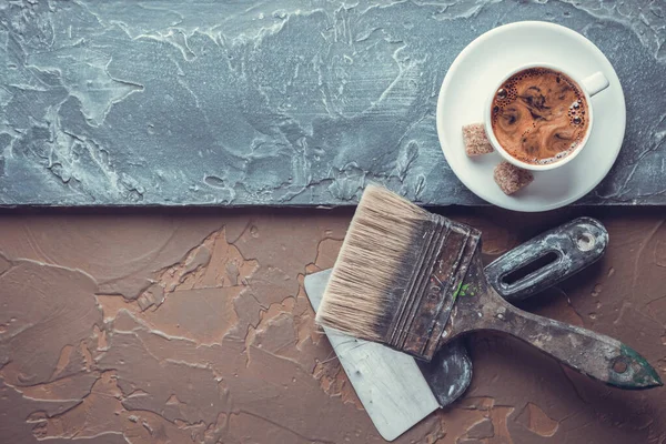 一杯咖啡和糖在彩色抽象的背景质感 咖啡休息时间和翻新概念 — 图库照片