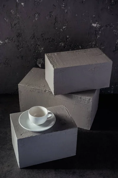 Leere Tasse Kaffee Auf Betongrauem Würfel Als Hintergrundstruktur Abstraktes Konzept — Stockfoto