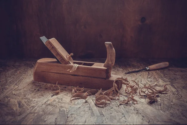 平面木匠或细木工工具和木屑 木制桌子上的木制工具 木匠车间 — 图库照片