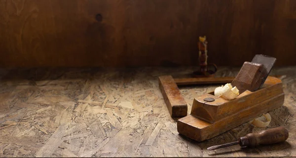 木制桌子上的木制工具 木制平面冲头木匠工具或细木工工具作为静物 木匠车间 — 图库照片