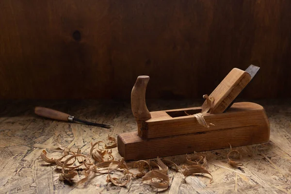 木制桌子上的木制工具 平面木匠或细木工工具和木屑 木匠车间 — 图库照片