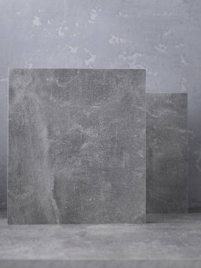 Gri masa üstünde soyut boyalı arkaplan dokusu. Tablonun ön görünümü, masadaki duvarın yanındaki işaret levhası gibi