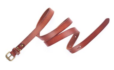 Beyaz arka planda izole edilmiş kahverengi deri kemer. Eski püskü kemer.