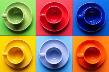 Renkli soyut arkaplan dokusunda boş kahve ya da çay. Kahve molası konsepti. Çanak çömlek takımı