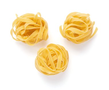 Pasta tagliatelle beyaz arka planda izole edilmiş. Çiğ tagliatelle italyan yemeği.