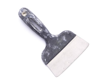 Beyaz arka planda izole edilmiş eski kullanılmış macun bıçağı aleti. Ev dekorasyonu için inşaat aracı