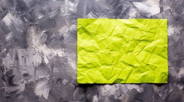 Siyah soyut arkaplan dokusunda buruşmuş ya da buruşmuş kağıt