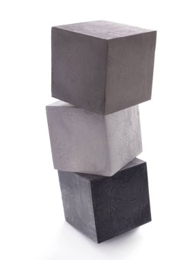 Beton küp ya da beyaz arka planda izole edilmiş beton tuğla. Yapı bloğu izole edildi