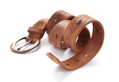 Beyaz arka planda izole edilmiş kahverengi deri kemer. Beyaz üstüne eski püskü kemer.