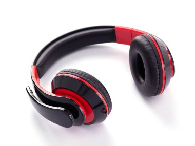 Kablosuz kulaklıklar beyaz arkaplanda izole edildi