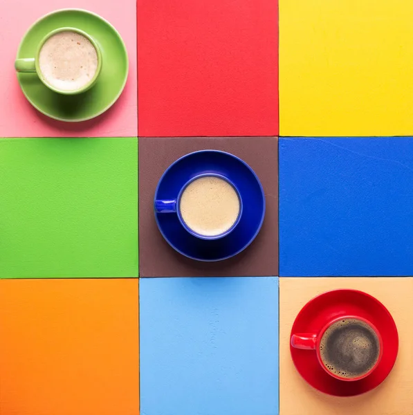 カラフルな抽象的な背景のテクスチャでコーヒーカップ コーヒー休憩時間のコンセプト — ストック写真