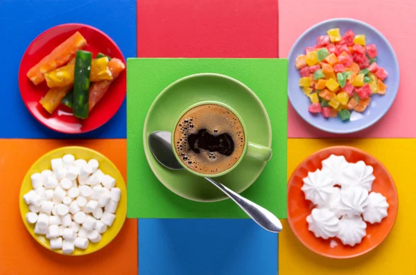 Renkli Soyut Arkaplan Dokusunda Bir Fincan Kahve Tatlı Soyut Yüzeyde — Stok fotoğraf